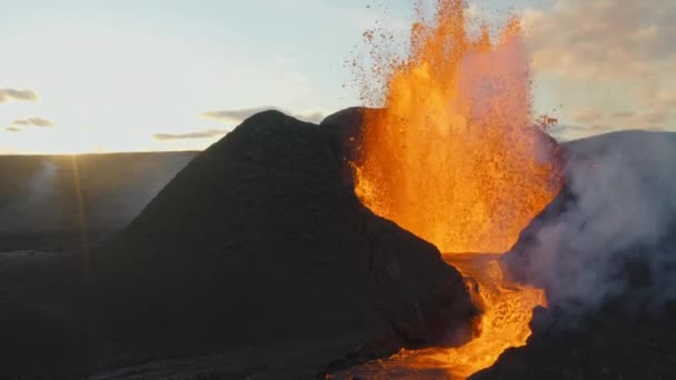 拉瓦河从冰岛雷克雅未斯半岛的Fagradalsfjall火山喷发 — 图库视频影像