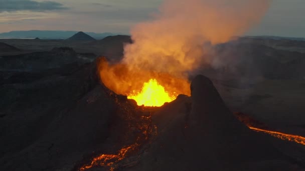 Dron narušující sopku Lava Fagradalsfjall na poloostrově Reykjanes na Islandu — Stock video