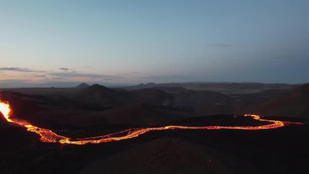 Caudal de lava del volcán Fagradalsfjall en la península de Reykjanes, Islandia — Vídeo de stock