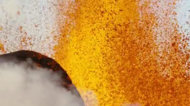 Reykjanes Yarımadası 'ndaki Fagradalsfall Volkanı' ndan Erimiş Lava Patlıyor