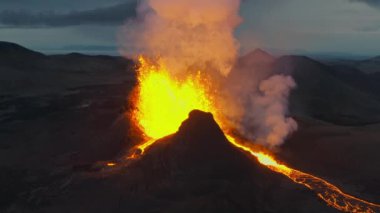 Reykjanes Yarımadası, İzlanda 'daki Fagradalsfall Volkanından Patlayan Lavlar