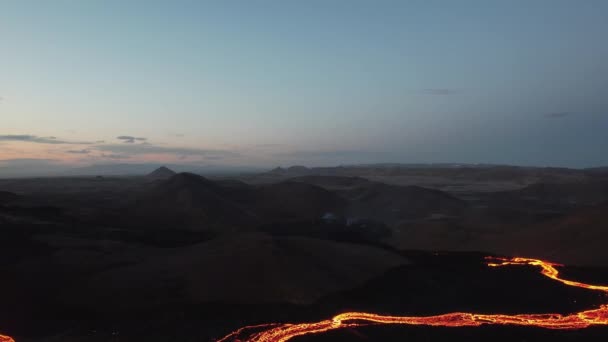 Lava Flow kitörése Fagradalsfjall vulkán Reykjanes-félszigeten, Izland — Stock videók
