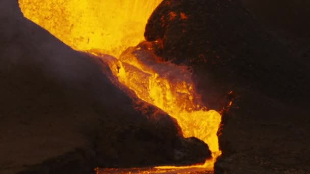 レイキャヤネス半島のファグラダルフィヨルド火山から噴火する溶岩 — ストック動画