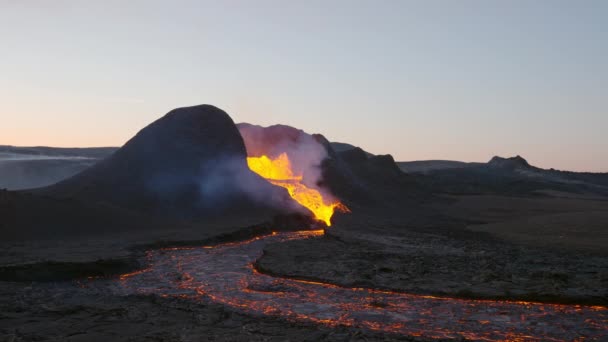 Lava Flow fra Erupting Fagradalsfjall vulkan i Reykjanes halvøen, Island – Stock-video