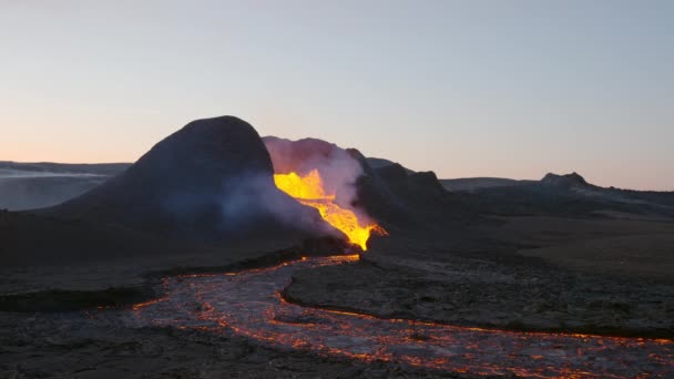 Lávový tok ze zničující sopky Fagradalsfjall na poloostrově Reykjanes na Islandu — Stock video