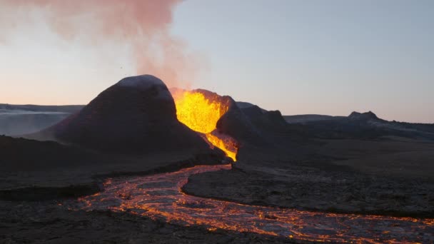 Lávový tok ze zničující sopky Fagradalsfjall na poloostrově Reykjanes na Islandu — Stock video