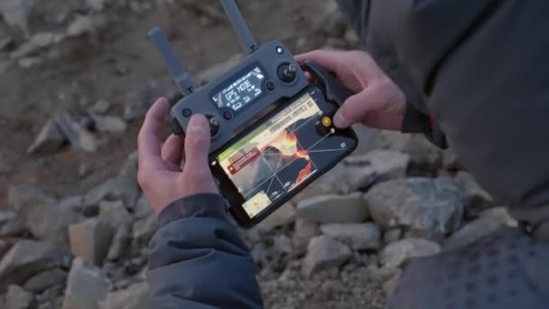 Drone pilota riprese flusso di lava da eruzione vulcano Fagradalsfjall — Video Stock