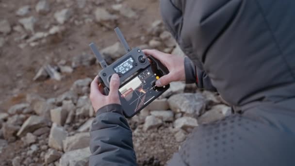 Piloto de drones filmando fluxo de lava de erupção vulcão Fagradalsfjall — Vídeo de Stock