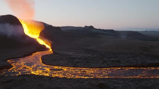 Fotograaf schiet Lava uitbarsten van de vulkaan Fagradalsfjall — Stockvideo