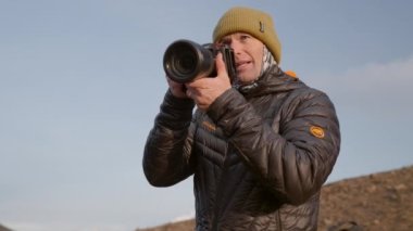 Fagradalsfjall Volkanında Kameraya Odaklanan Fotoğrafçı