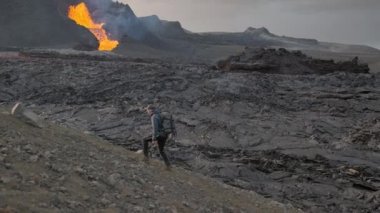 Fotoğrafçı Fagradalsfall Volkanı 'ndan Lav Patlaması ile Manzarada