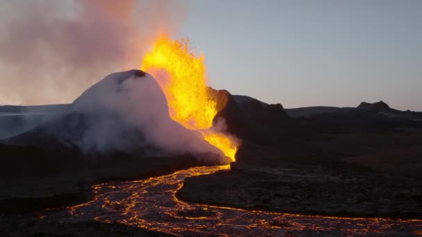 Eruzione della lava dal vulcano Fagradalsfjall nella penisola di Reykjanes, Islanda — Video Stock