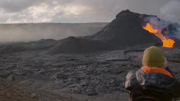 写真家はFagradalfjall火山から噴火溶岩を撮影 — ストック動画