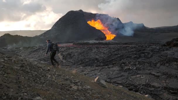 Fagradalfjall火山から噴火溶岩と風景の中の写真家 — ストック動画