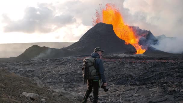 Fotógrafo viendo erupción del volcán Fagradalsfjall en Reykjanes Islandia — Vídeos de Stock