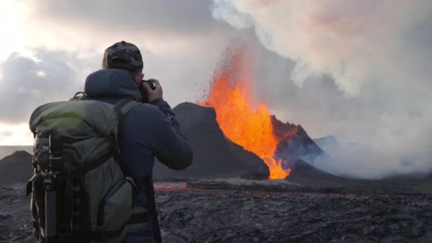 Fotógrafo Tiro Erupción del volcán Fagradalsfjall en la península de Reykjanes — Vídeo de stock