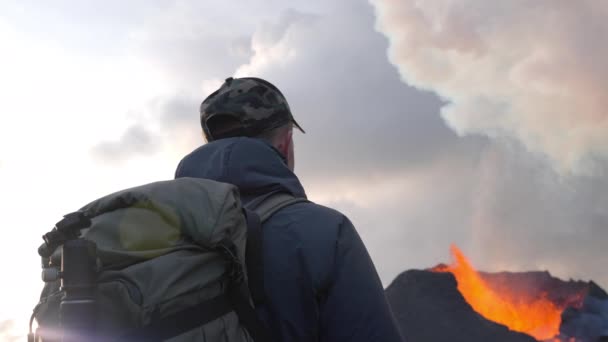 Fotograaf kijken naar Lava uitbarsten van de vulkaan Fagradalsfjall — Stockvideo