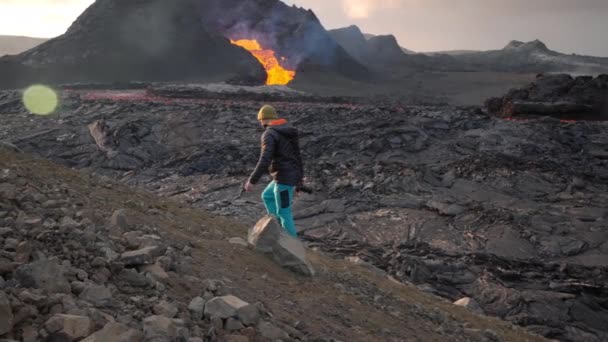 Fotógrafo em Paisagem com Lava rompendo do vulcão Fagradalsfjall — Vídeo de Stock