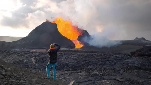 Muž Fotografování Lava tekoucí z erupce Fagradalsfjall sopky — Stock video