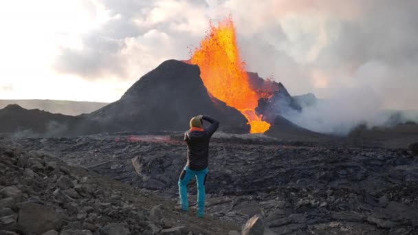 Man Photographing Lava Flowing From Erupting Fagradalsfjall Volcano — стокове відео