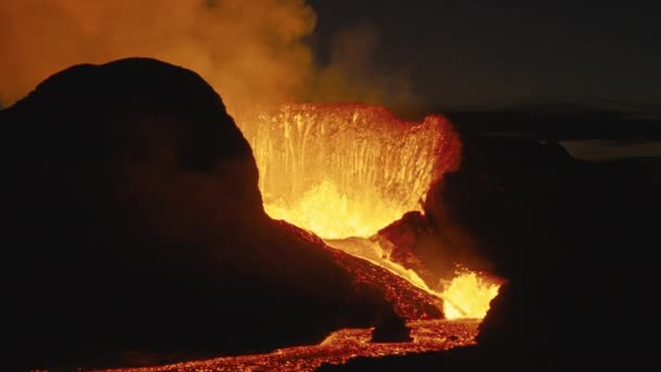 Lava che scorre ed erutta dal vulcano Fagradalsfjall — Video Stock