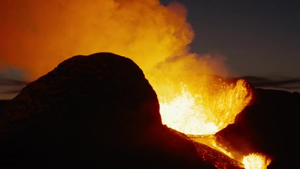 Lava a romper do vulcão Fagradalsfjall — Vídeo de Stock
