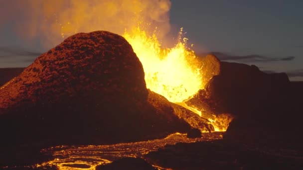 Lava uitbarsten van de vulkaan Fagradalsfjall — Stockvideo