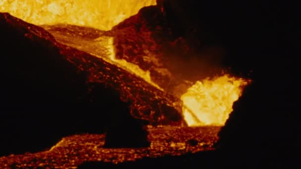 용암을 분출하는 페그 달스 피걸 화산 — 비디오