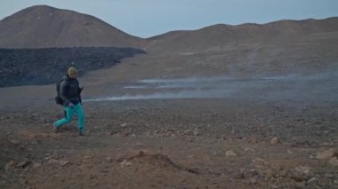 Fotoğrafçı Fagradalsfjall Volkanik Manzarasında Yürüyüş