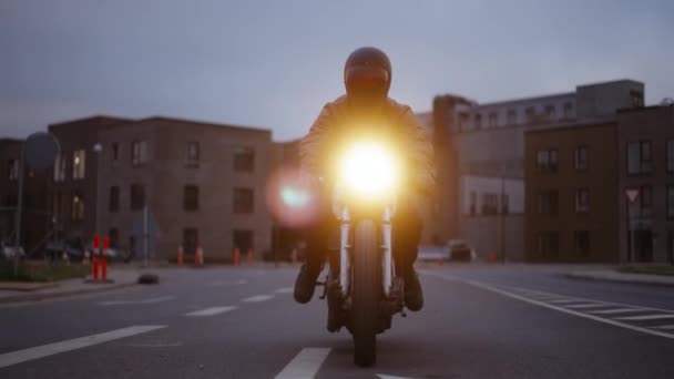 Muž na motorce na betonové cestě v Backdrop — Stock video