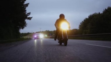 Görkemli Gri Gökler Altında Motosiklet Süren Kişi