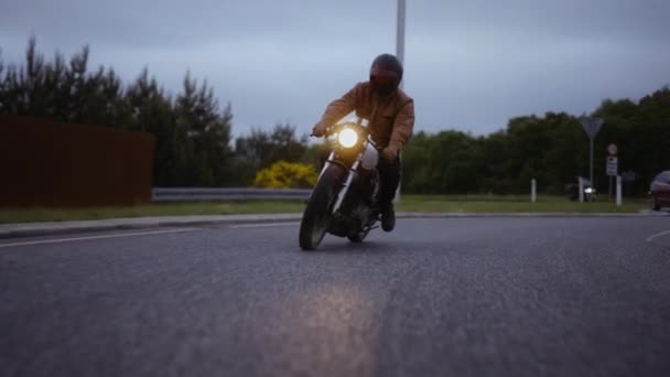 Moto-équitation sur un rond-point sous le ciel gris — Video