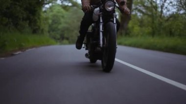 Dar Yol 'da Süslü Sürülen Motosiklet