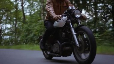 Dar bir yolda sorunsuz çalışan motosiklet