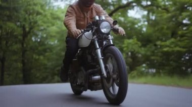 Dar Yol 'da Motosiklet Sürüşü Panoramik Duvar Kağıdı Görünümü