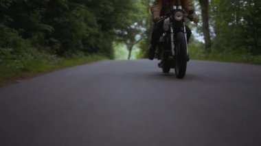 Dar Yeşil Orman 'da Dar Yol' da Bir Motosiklet Sürüşü