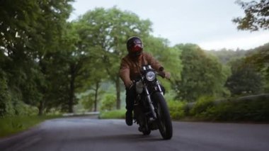 Ormandaki Dar Yol 'da Açık Gökyüzü Manzaralı Motosiklet Sürüşü