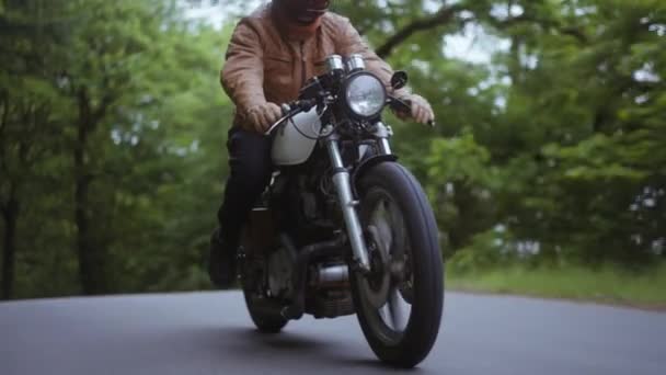 Panoramische achtergrondafbeelding van een motorrijder op een smalle weg — Stockvideo