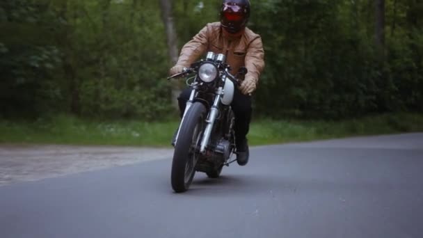 Moto Voyage élégant sur une route étroite entourée d'arbres luxuriants — Video