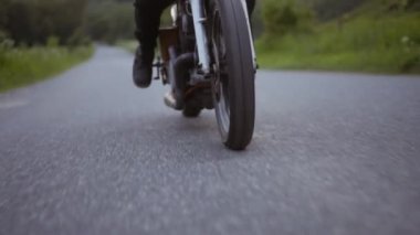 Motosiklet Tekerleğinin İzleme Çekimi Bir Beton Yol 'da Yavaşça Yürüyor