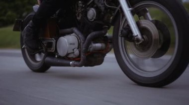 Dar Bir Yolun Ortasında, Gökyüzünün Parlak Bakışıyla Motorsiklet