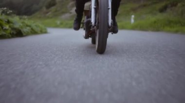 Motosiklet Tekerleği Gri Beton Zemin ve Motosiklet Sürücüsünün Görünümü Üzerinde Çalışıyor