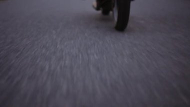 Motosiklet Tekerleği Gri Beton Yolu 'nda Gri Orman Parıltısı Gibi Çalışıyor