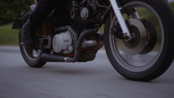 Motocykl na środku ciasnej drogi z przebłyskiem czystego nieba — Wideo stockowe