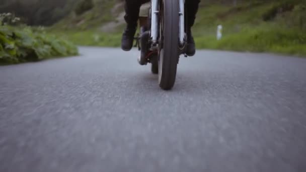 Motocyklové kolo běží na šedém betonu pozemní a pohled na motocykl jezdec — Stock video