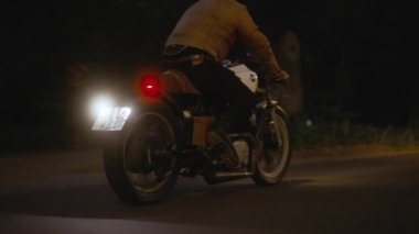 Çevrelenmiş Yeşil Ağaçlarla çevrili Yolun Ortasında Motorsiklet Sürücüsü
