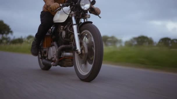 Motocicleta no meio de uma estrada com o vislumbre dos céus cinzentos — Vídeo de Stock