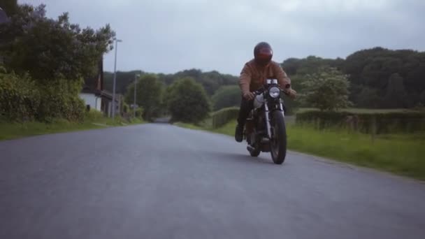 Motocicleta Correndo em um solo de concreto cinza com campo verde exuberante e Tress — Vídeo de Stock