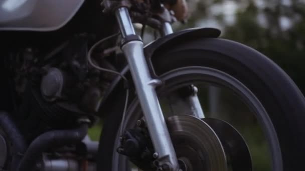 Rodas de motocicleta e cavaleiro contra os céus claros brancos no fundo — Vídeo de Stock