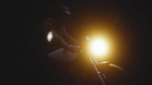 Motocykl z reflektorami w ciemnym tle, Tracking Shot — Wideo stockowe